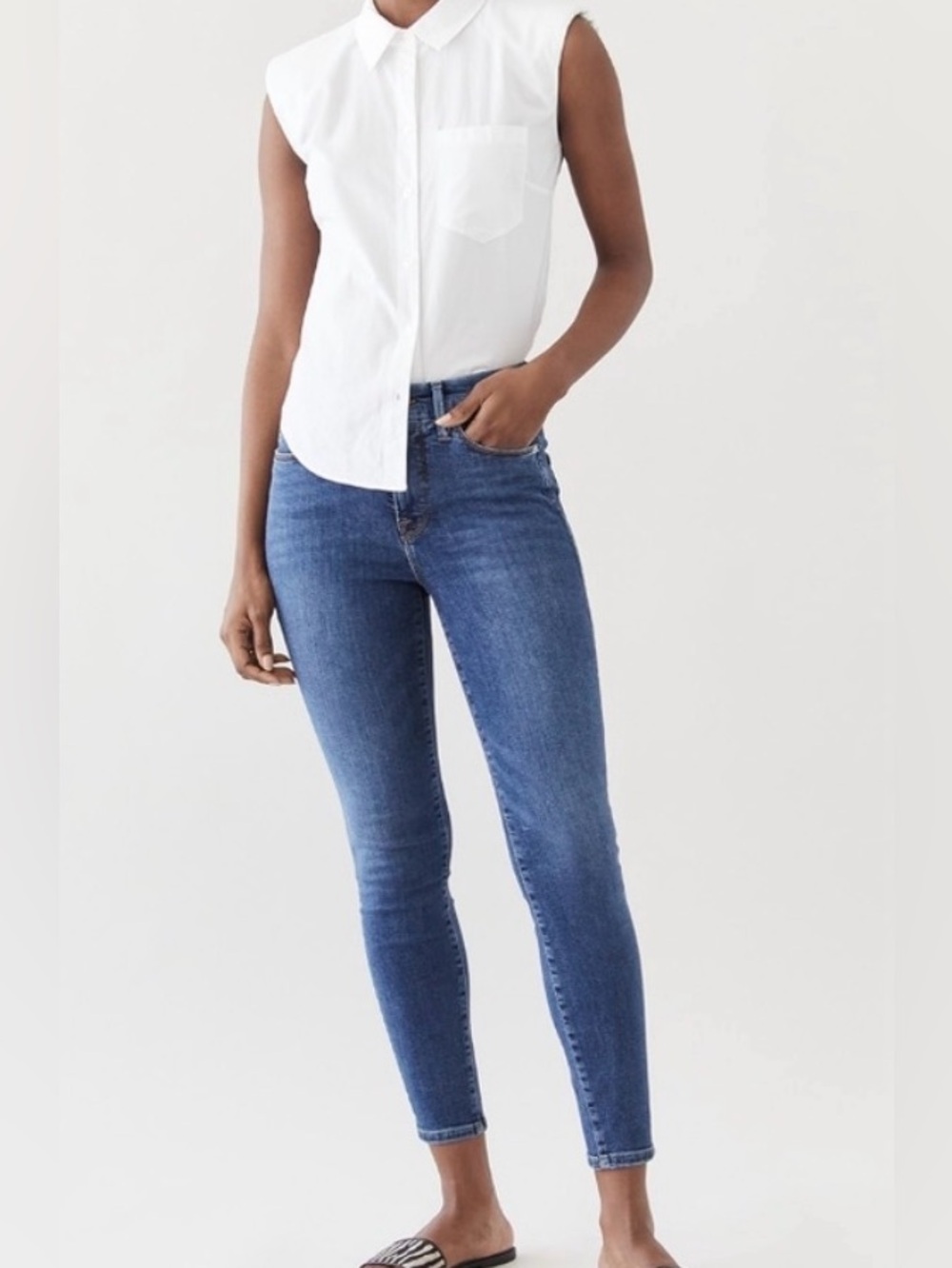 Good American Good Legs Crop- Blue 615 - Picture 3 of 6